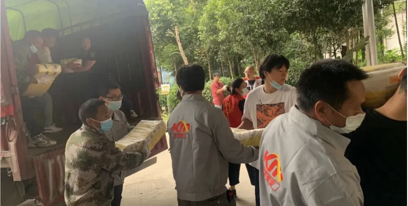 风雨兼程，陈AG旗舰厅官网爱心物资顺利抵达泸定、雅安